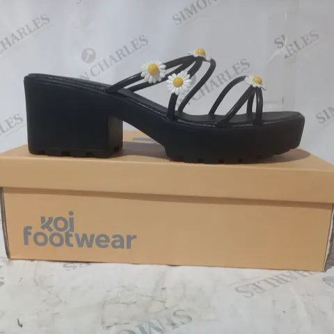 BRAND NEW BOXED PAIR OF KOI VEGAN LEATHER BLOOMING DAISY OASIS STRAPPY SLIDERS IN BLACK UK SIZE 9