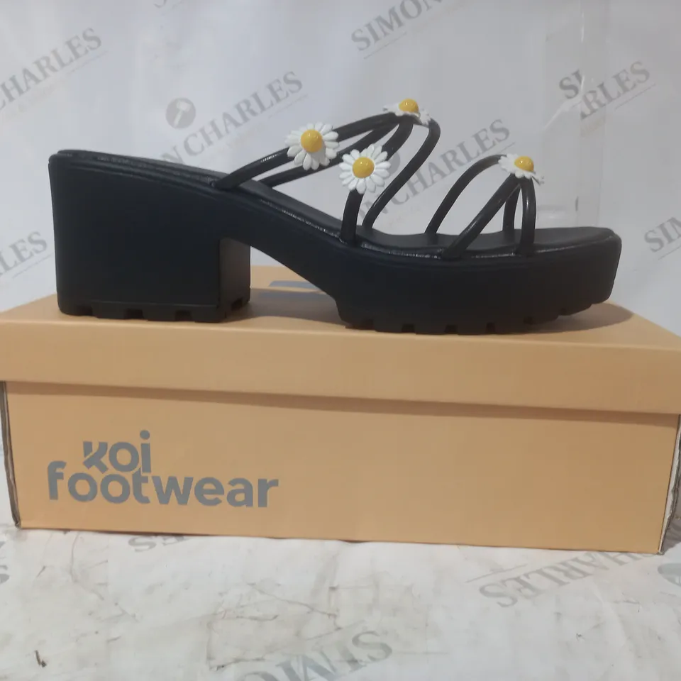 BRAND NEW BOXED PAIR OF KOI VEGAN LEATHER BLOOMING DAISY OASIS STRAPPY SLIDERS IN BLACK UK SIZE 9