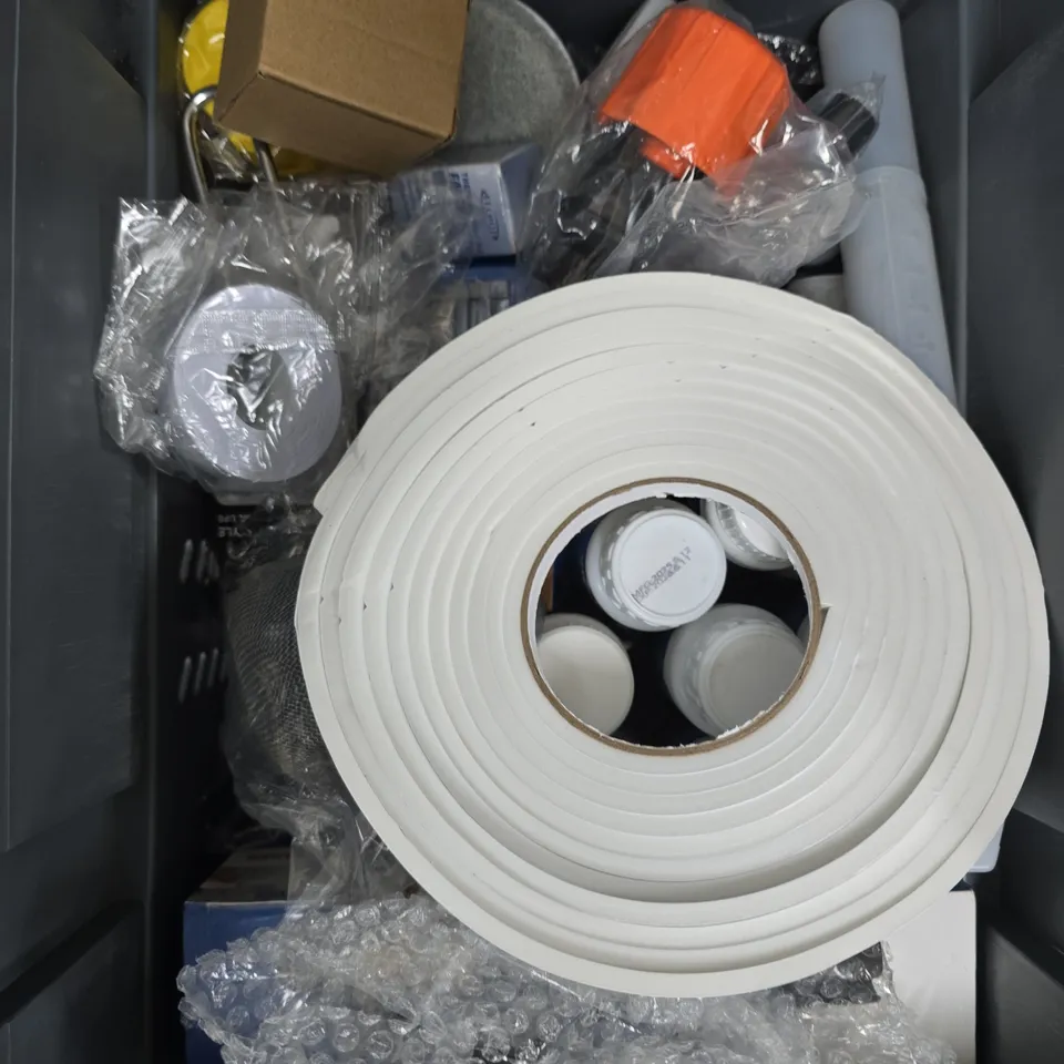 APPROXIMATELY 15 ASSORTED HOUSEHOLD PRODUCTS TO INCLUDE WINDOW INSULATION KIT, FINISH TABLETS, MOULD CLEANER ETC 