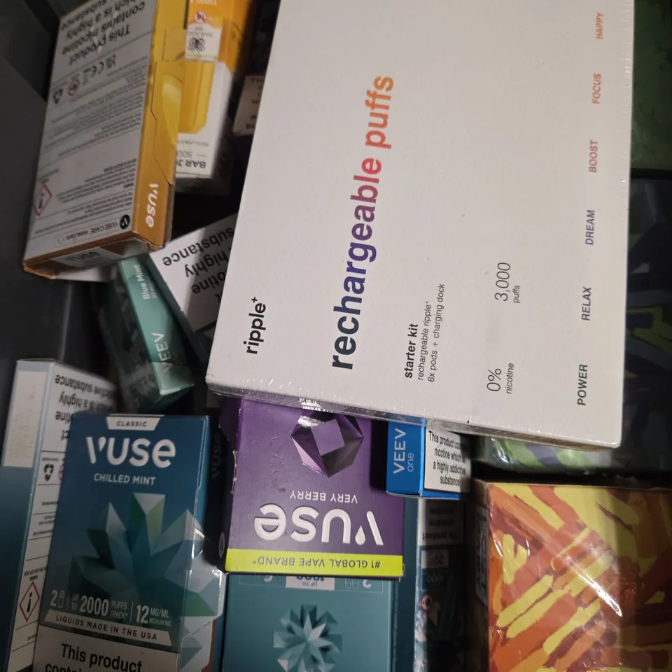 APPROXIMATELY 20 ASSORTED E-CIGARETTE & VAPING ITEMS IN VARIOUS BRANDS 