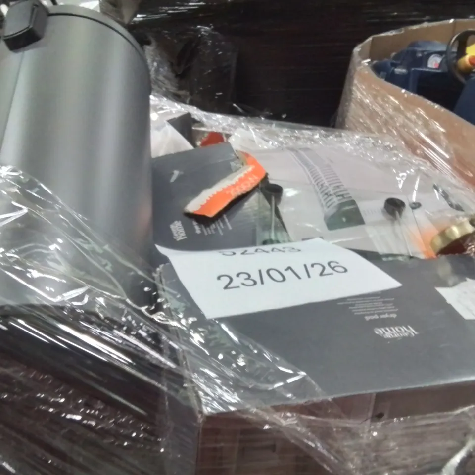 PALLET OF ASSORTED ELECTRICAL ITEMS TO INCLUDE;HEATER,HEATED CLOTHES RACK,LAMP