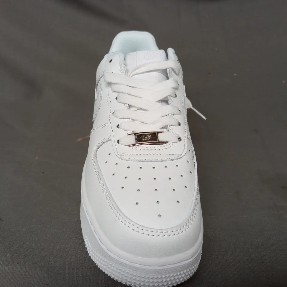PAIR OF NIKE AIR FORCE 1 SHOES IN WHITE UK SIZE 4.5