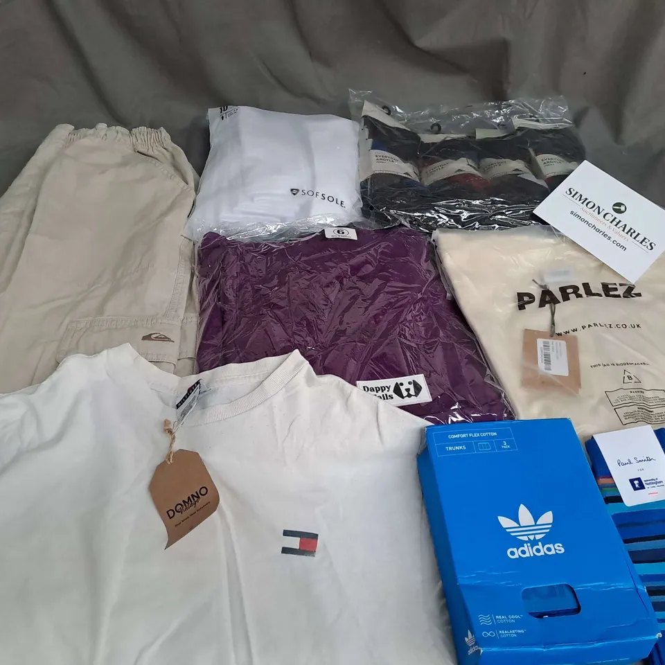 LOT OF APPROXIMATELY 24 ASSORTED CLOTHING ITEMS TO INCLUDE RAPHE, QUICKSILVER AND CLUB OF LONDON - VARIOUS SIZES