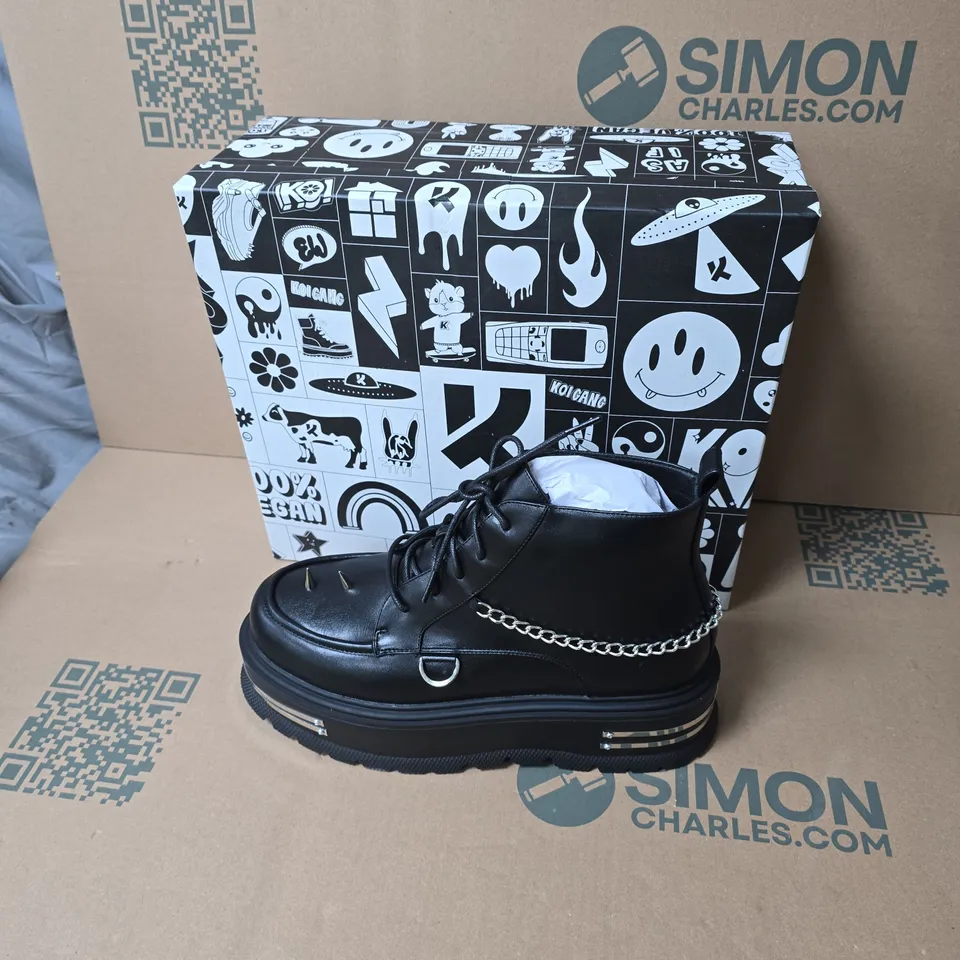 BOXED KOI THE SILENCE MENS PLATFORM GRUNGE BOOTS BLACK UK SIZE 9 