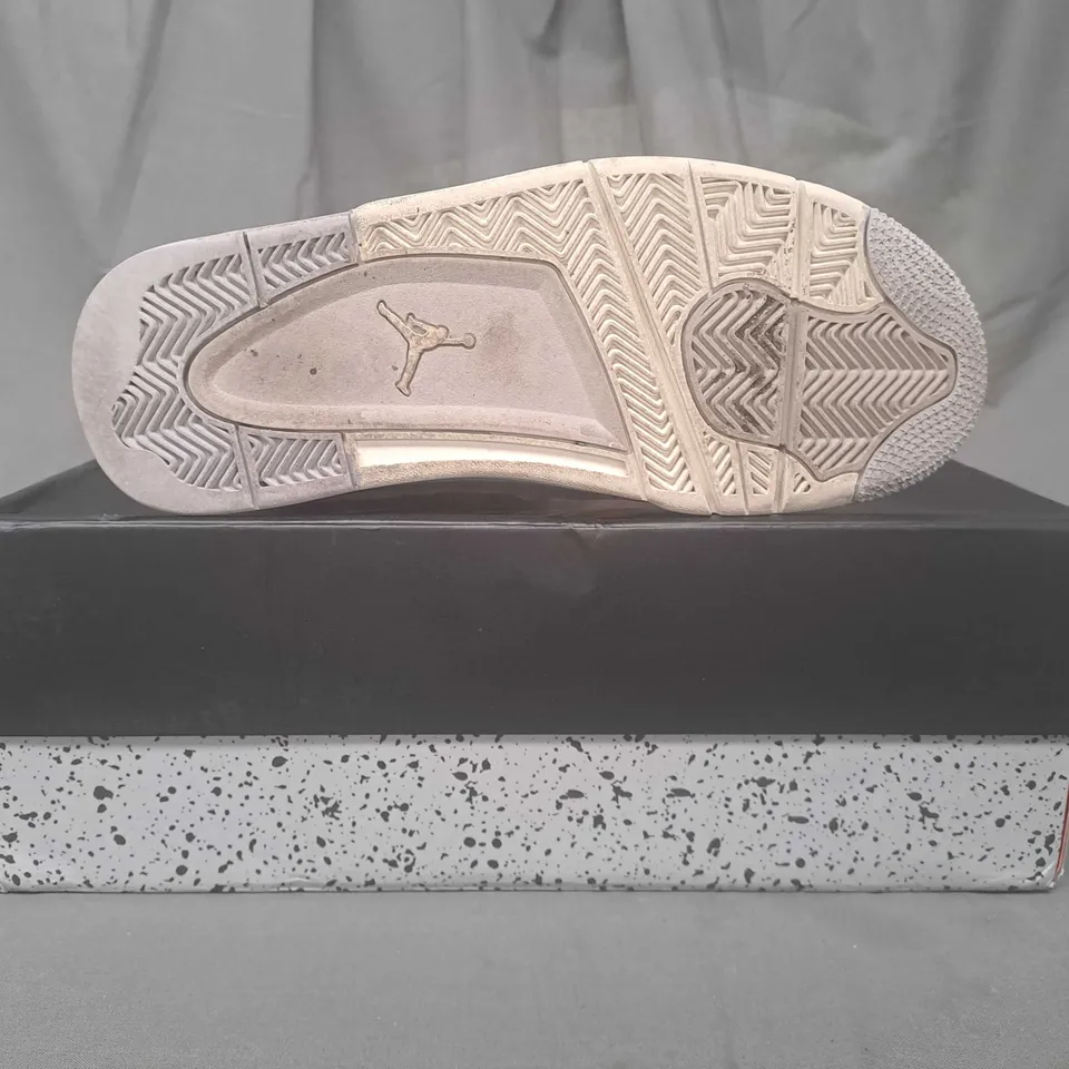 BOXED PAIR OF NIKE AIR JORDAN 4 RETRO SHOES IN GREY/METALLIC SILVER DETAIL UK SIZE 5.5