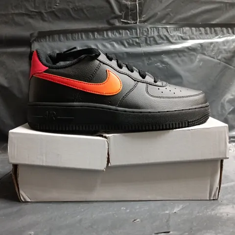BOXED PAIR OF NIKE AIR FORCE 1 LOW TRAINERS IN BLACK/ORANGE SIZE UK 4.5