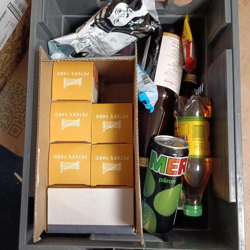 APPROXIMATELY 12 ASSORTED FOOD AND DRINKS ITEMS TO INCLUDE - TWININGS ENGLISH BREAKFAST TEA BAGS, PETERS YARD SOURDOUGH CRACKERS, SOUR MUSHROOM SHAPED CHEWY SWEETS ETC 