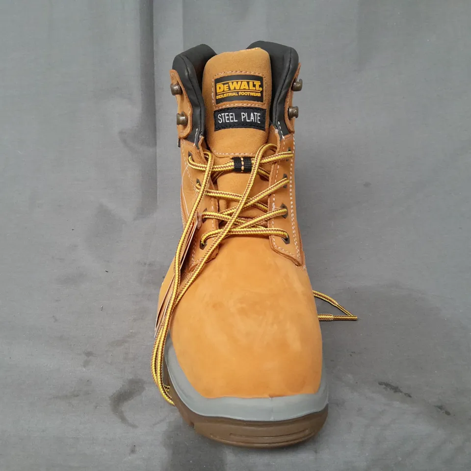 BOXED PAIR OF DEWALT STEEL TOE SAFETY BOOTS IN HONEY UK SIZE 9