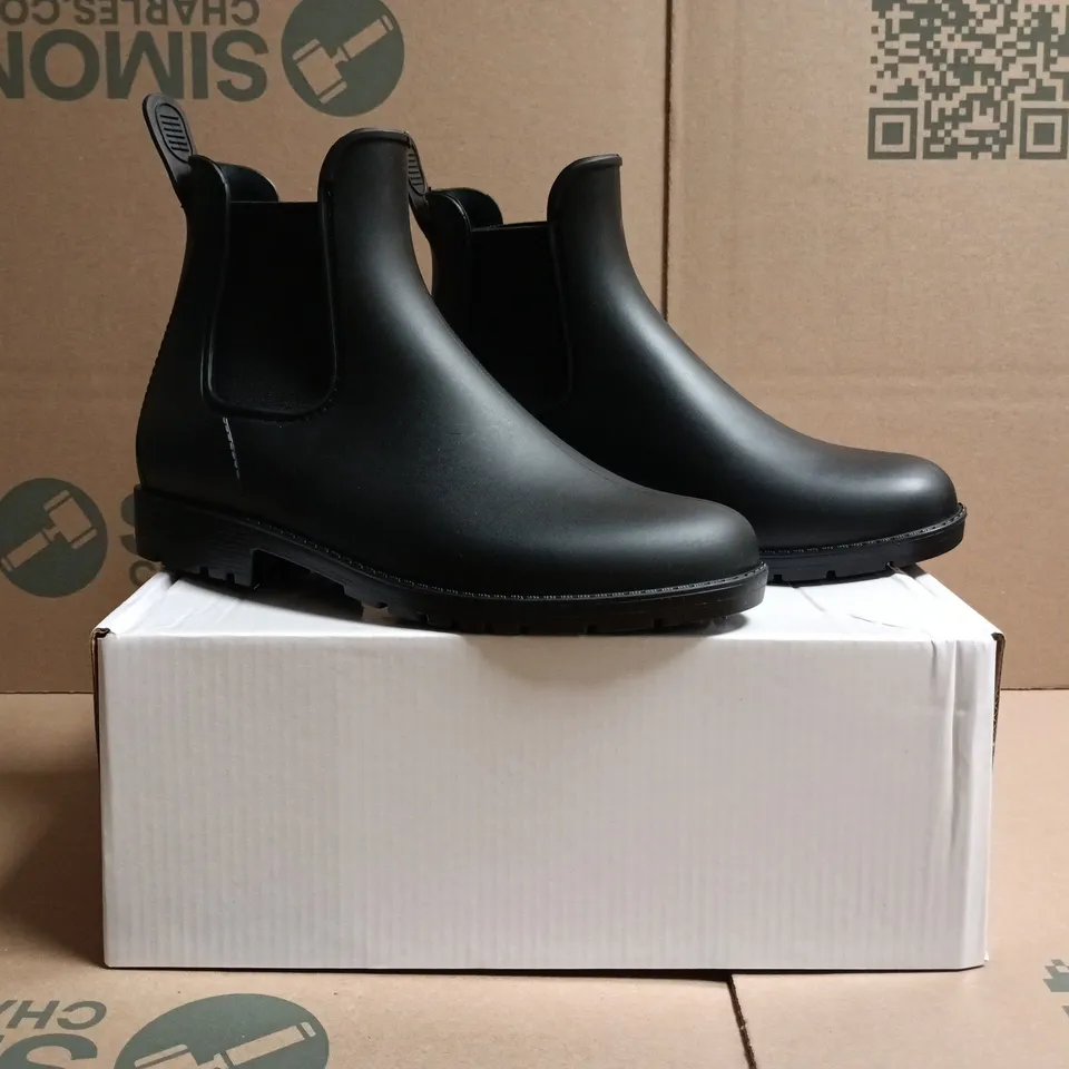 BOXED PAIR OF FESTIVAL WELLINGTON BOOTS IN BLACK SIZE 3