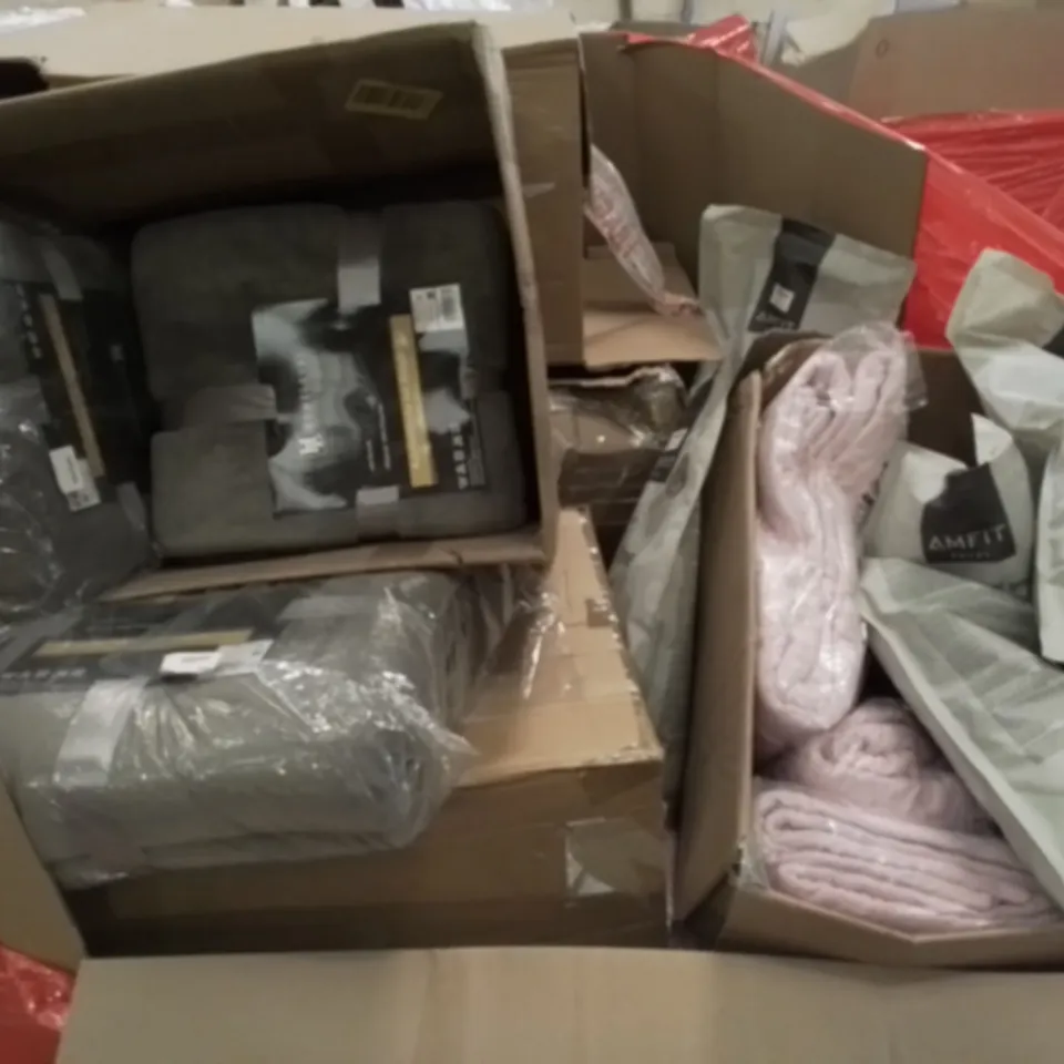 PALLET OF ASSORTED HOUSEHOLD ITEMS TO INCLUDE QUILTED BEDSPREADS, ALL IN ONE WHEY AND THROWS