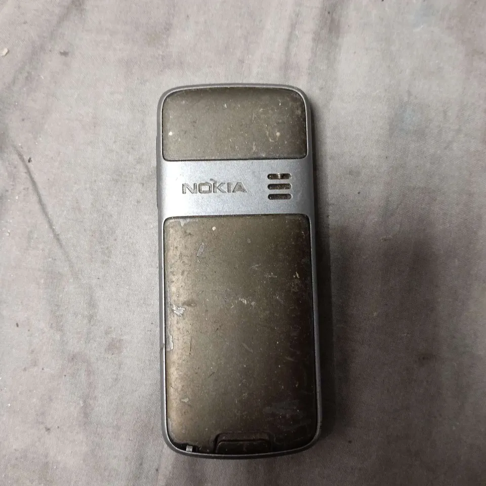 NOKIA CANDYBAR MOBILE PHONE 
