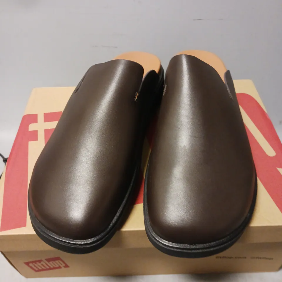 BOXED PAIR OF FITFLOP MEN'S LEATHER MULES, CHOCOLATE BROWN - UK SIZE 10