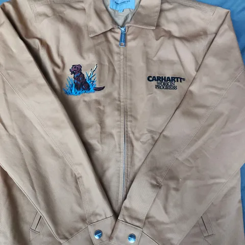 CARHARTT WORK IN PROGRESS JACKET – TAN WITH DETROIT MICHIGAN BACK EMBROIDERY SIZE SMALL