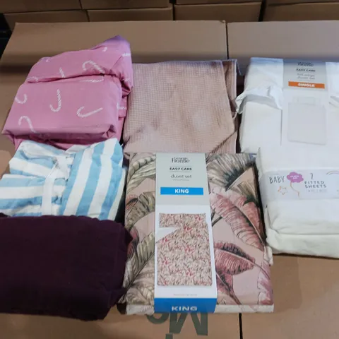 BOX OF APPROXIMATELY 15 ASSORTED BEDDING AND SOFT FURNISHING ITEMS TO INCLUDE - DUVET SETS, FITTED SHEETS, AND TOWELS ETC.