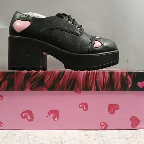 BOXED PAIR OF KOI SHOES IN BLACK W. PINK HEARTS SIZE UK 4