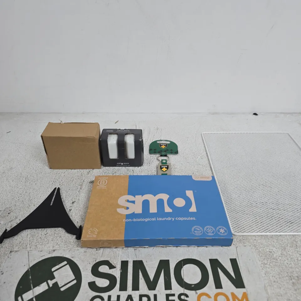 APPROXIMATELY 15 ASSORTED ITEMS INCLUDING A METAL GRATE, SMOL LAUNDRY CAPSULES AND NORTHAMPTON SAINTS KEYRING