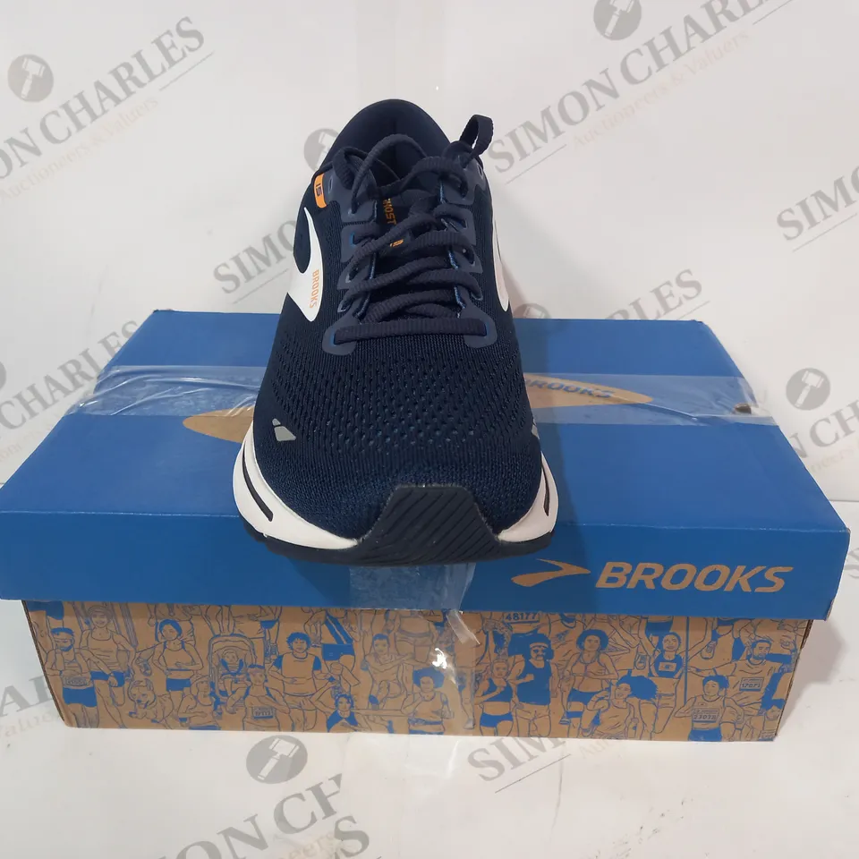 BOXED PAIR OF BROOKS GHOST TRAINERS IN NAVY/ORANGE/WHITE UK SIZE 8