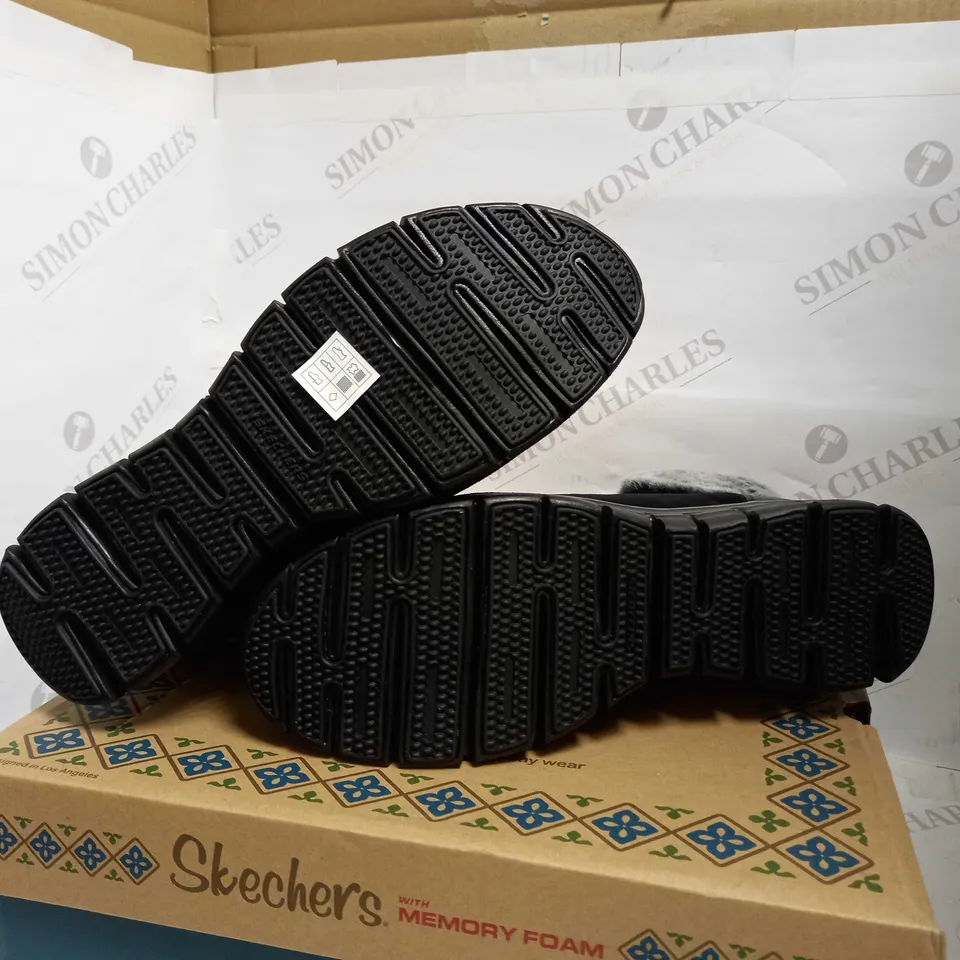 SKECHERS SYNERGY LACE BOOTS SIZE 8