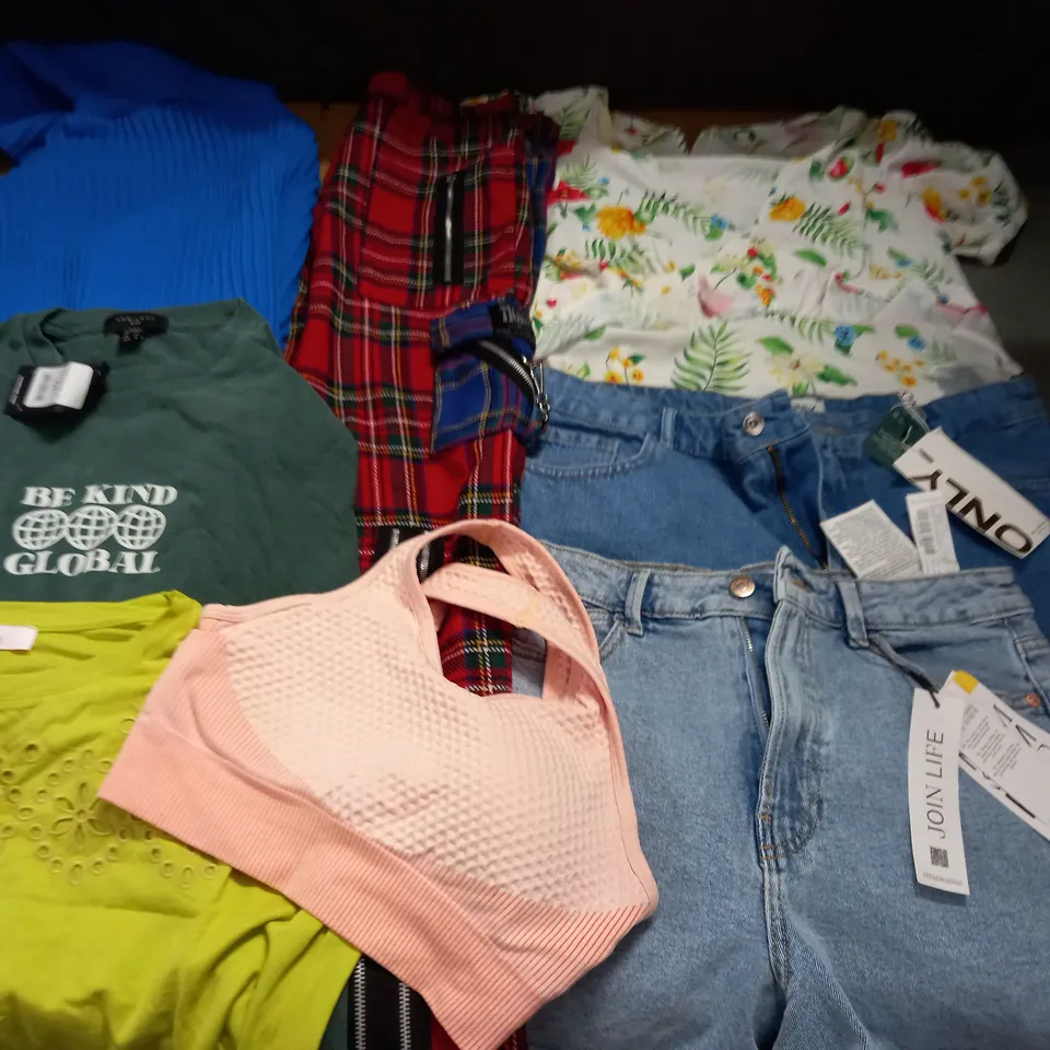 LARGE QUANTITY OF ASSORTED CLOTHING ITEMS TO INCLUDE NEW LOOK, ONLY AND STRADIVARIUS