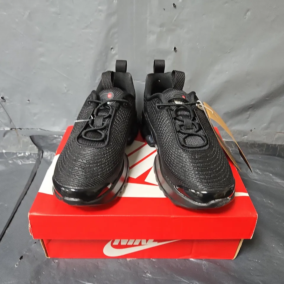 BOXED PAIR OF NIKE AIR MAX DN KIDS TRAINERS IN BLACK - UK 13