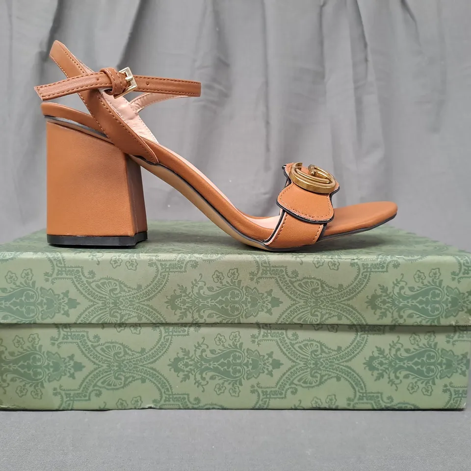 BOXED PAIR OF GUCCI OPEN-TOE BLOCK HEEL SANDALS IN BROWN EU SIZE 38