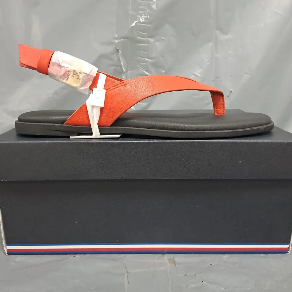 BOXED PAIR OF TOMMY HILFIGER TOE-POST SANDALS IN CORAL/BLACK SIZE EU 38