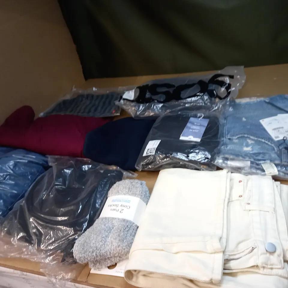 LOT OF APPROX 20 ASSORTED CLOTHING ITEMS TO INCLUDE JUMPERS, JEANS AND T-SHIRTS
