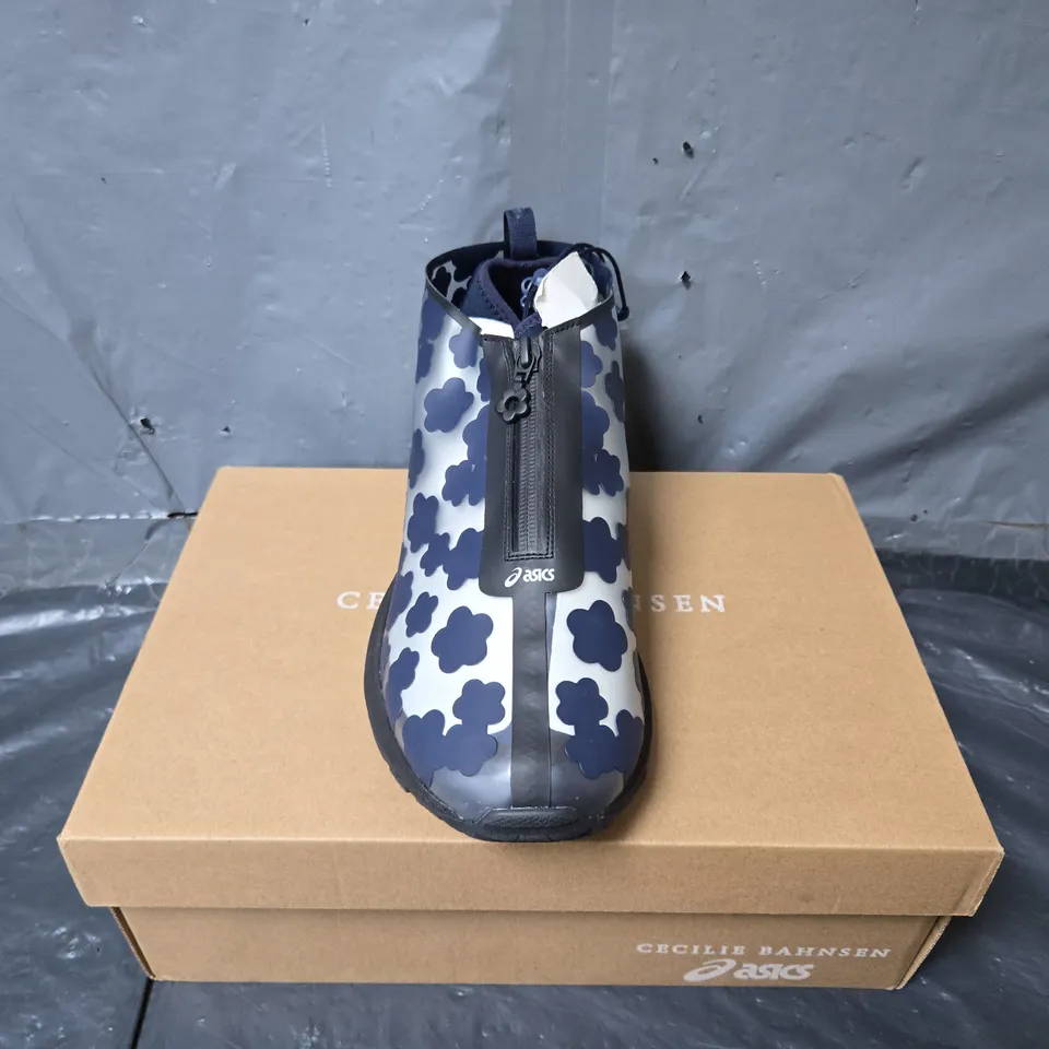 BOXED PAIR OF ASICS CECILIE BAHNSEN GEL TERRAIN SHOES IN NAVY - UK 8