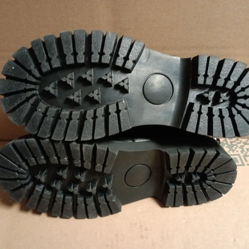 BOXED KOI COSMERE MENS CHAIN MARY JANE SHOES – BLACK, UK 9