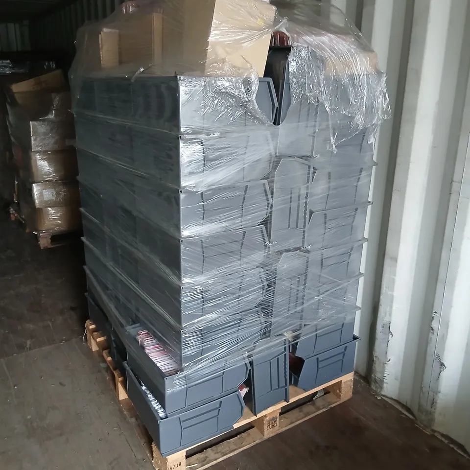 LARGE PALLET OF ASSORTED GREETINGS CARDS