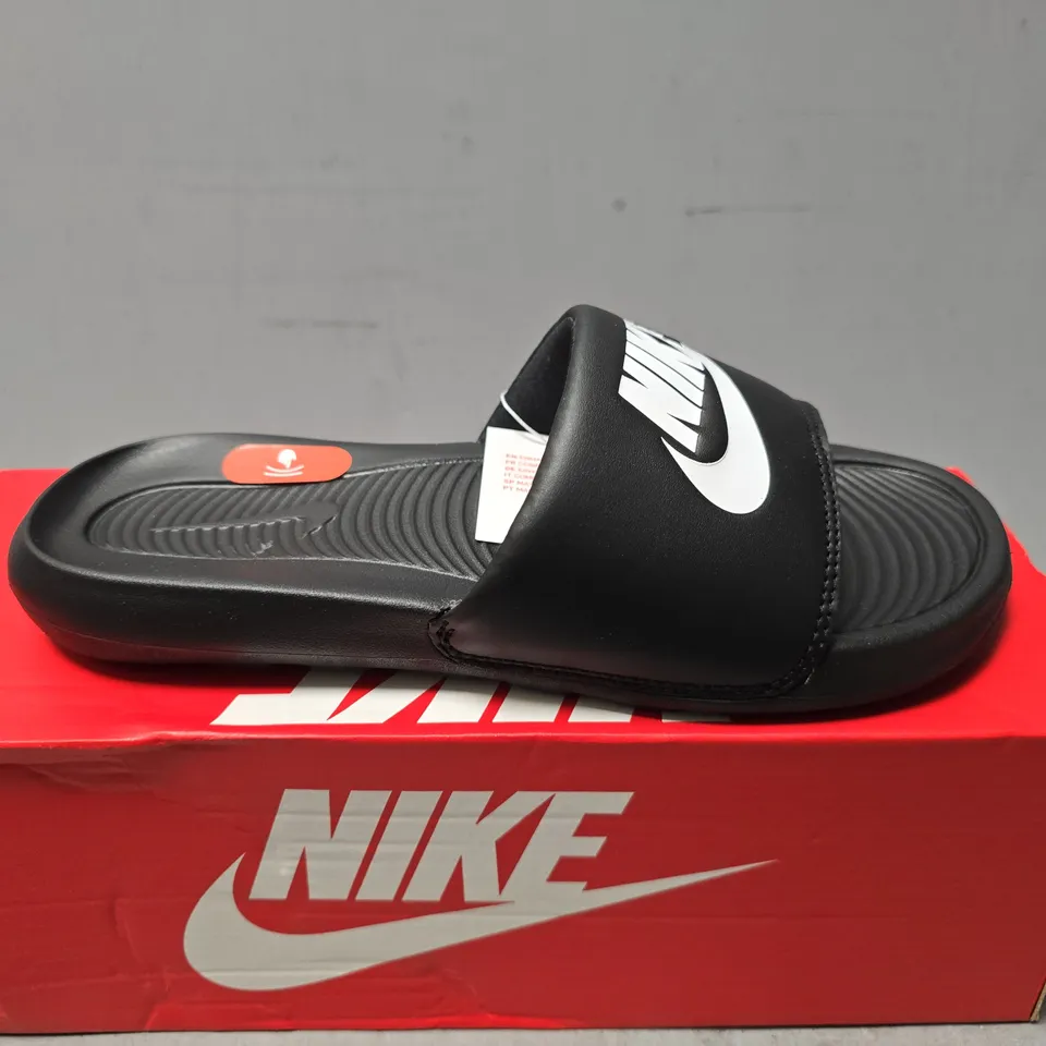 BOXED NIKE WOMENS VICTORI ONE SLIDE IN BLACK - UK 4.5