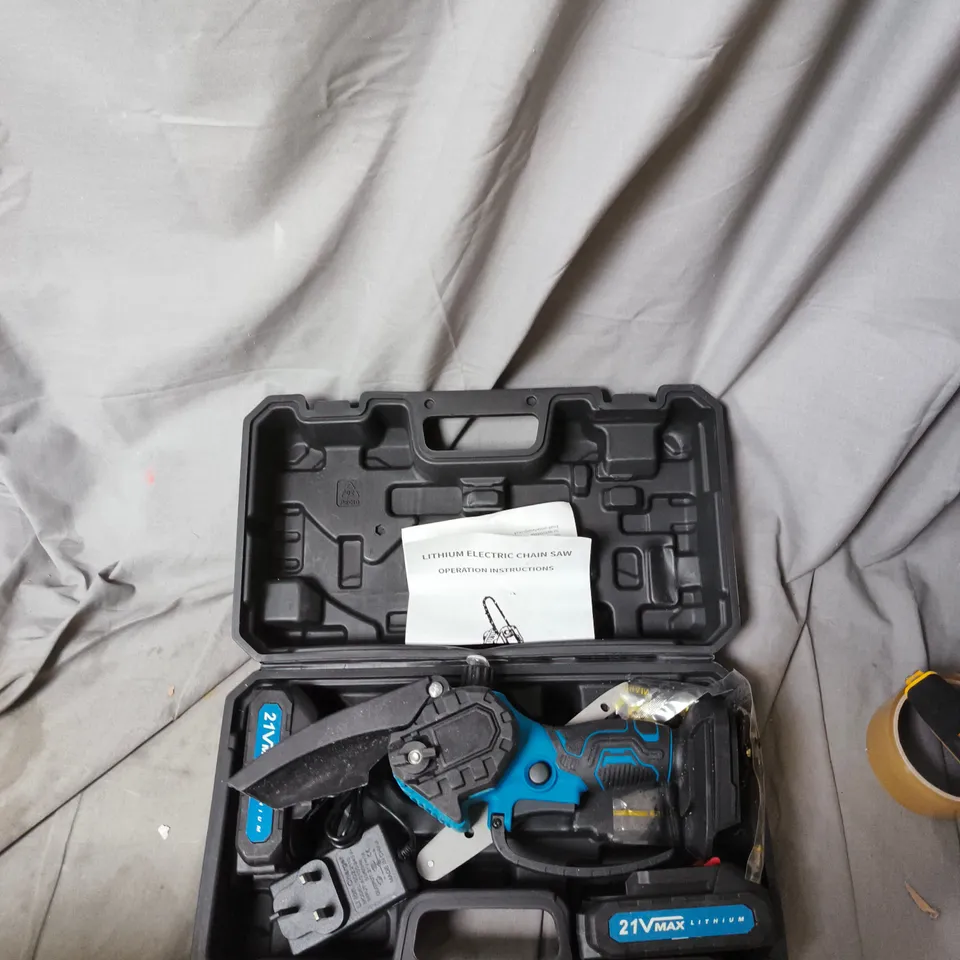 CORDLESS LITHIUM-ELECTRIC CHAINSAW – 21V MAX, IN CARRY CASE