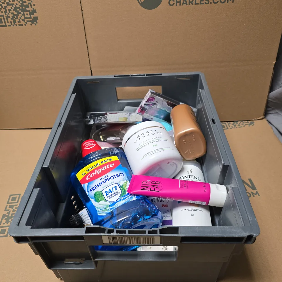 APPROXIMATELY 20 ASSORTED COSMETIC ITEMS TO INCLUDE COLGATE MOUTHWASH, ROSE AND CARAMEL 60 SECOND TAN REMOVER, PANTENE 3 IN 1, NIP AND FAB PURIFY ETC