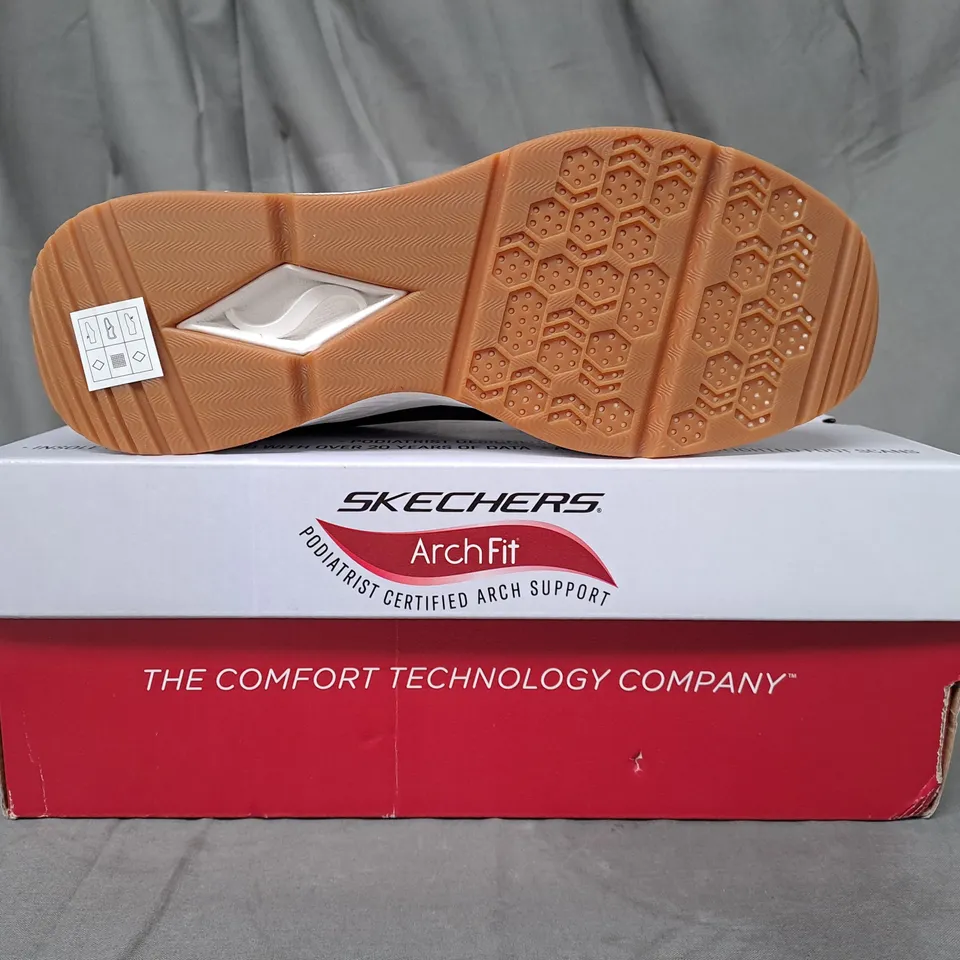 BOXED PAIR OF SKECHERS ARCH-FIT SHOES IN BLACK SIZE 6