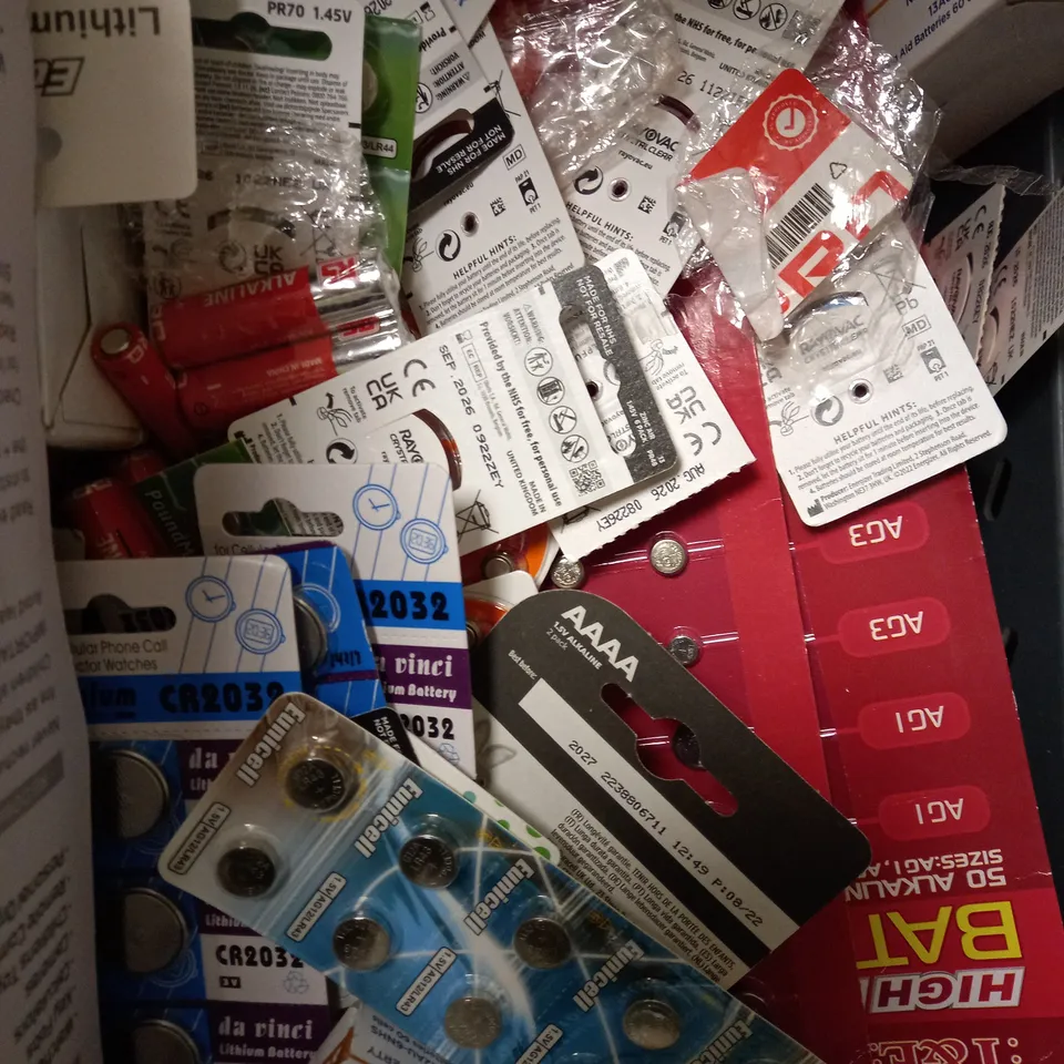 A LARGE QUANTITY OF ASSORTED BATTERIES TO INCLUDE PANASONIC, DURACELL, RAYOVAC, ETC 