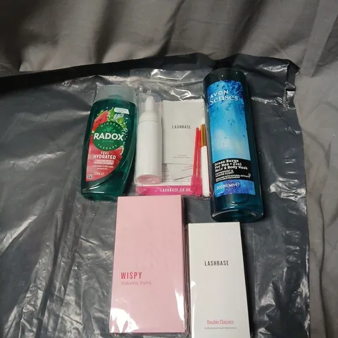 APPROXIMATELY 20 ASSORTED COSMETICS INCLUDING AVON SENSES BODY WASH, LASH BASE KIT, RADOX SHOWER GEL, LASH EXTENSIONS ETC