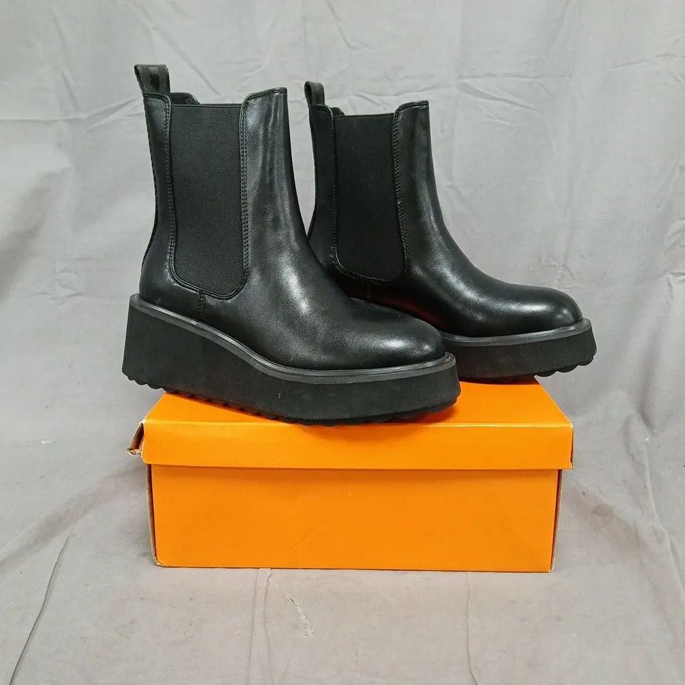 BOXED PAIR OF ROCKET DOG CHUNKY WEDGE ANKLE BOOTS IN BLACK SIZE UK 5