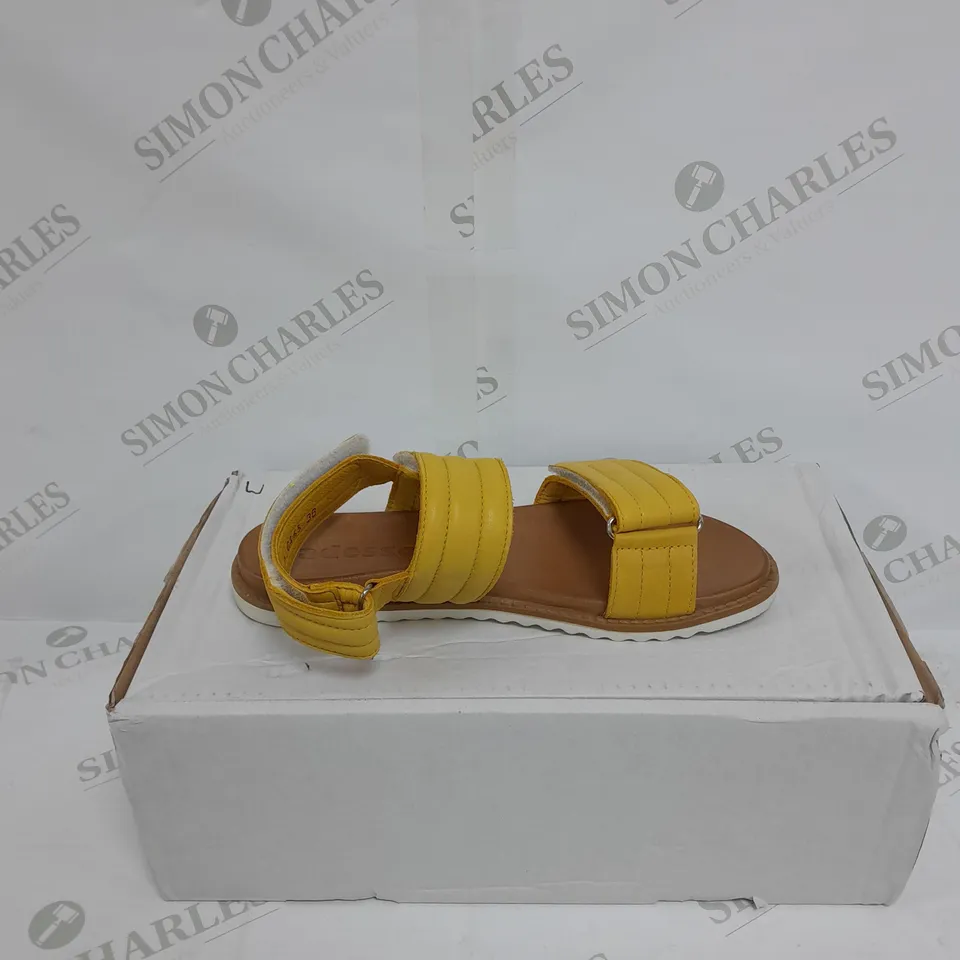 BOXED PAIR OF ADESSO LEATHER OPEN TOE FLAT SANDAL - SIZE 5