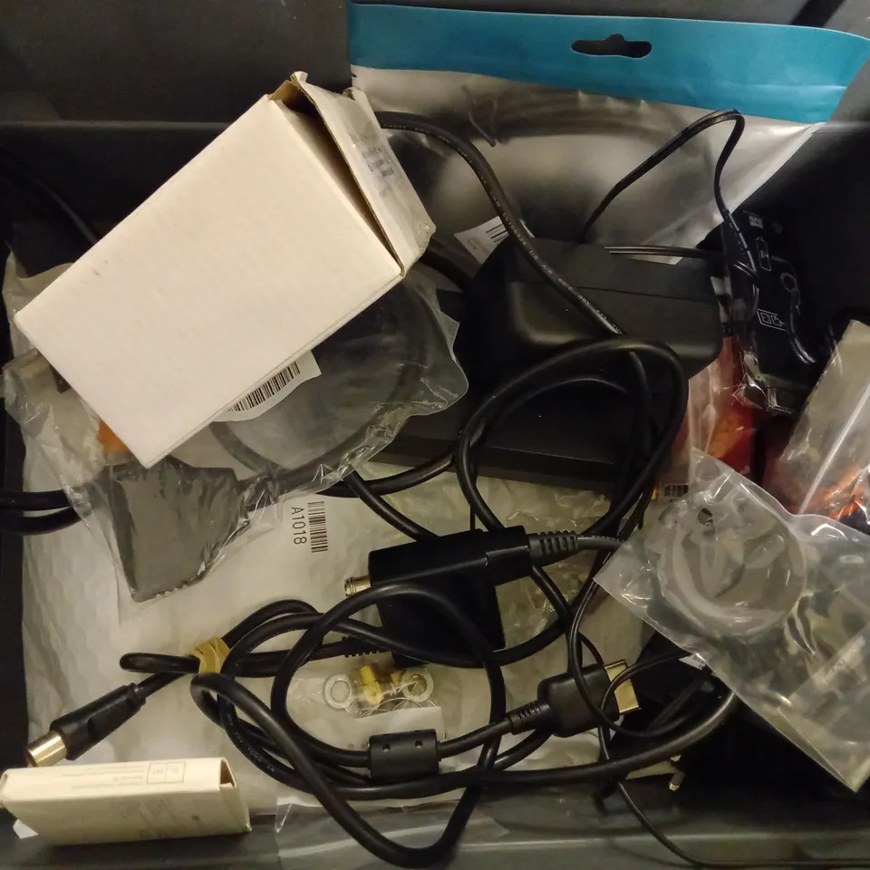 BOX OF APPROX 10 ITEMS INCLUDING ASSORTED POWER CABLES, HDMI CABLES AND BATTERY CHARGERS