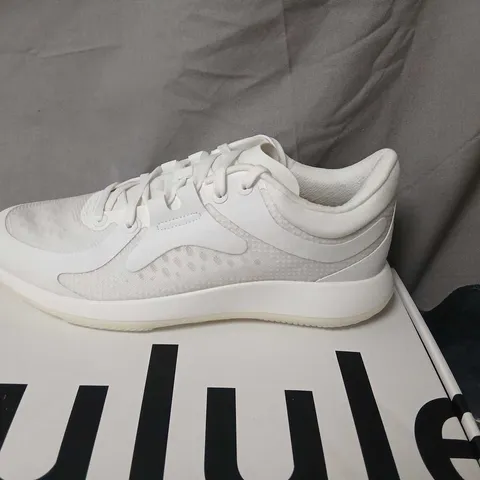 LULULEMON WOMEN'S WHITE W STRONGFEEL TRAIN TRAINERS – US 7.5 / UK 6 (EU 39)