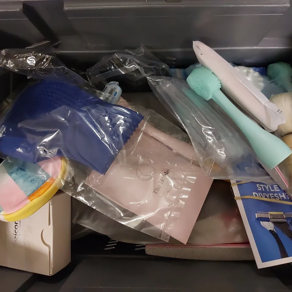 BOX OF APPROX 20 COSMETIC ITEMS TO INCLUDE SNOREWIZARD, KISSTTA TOOTHBRUSH CHARGER, COSMETIC BAGS
