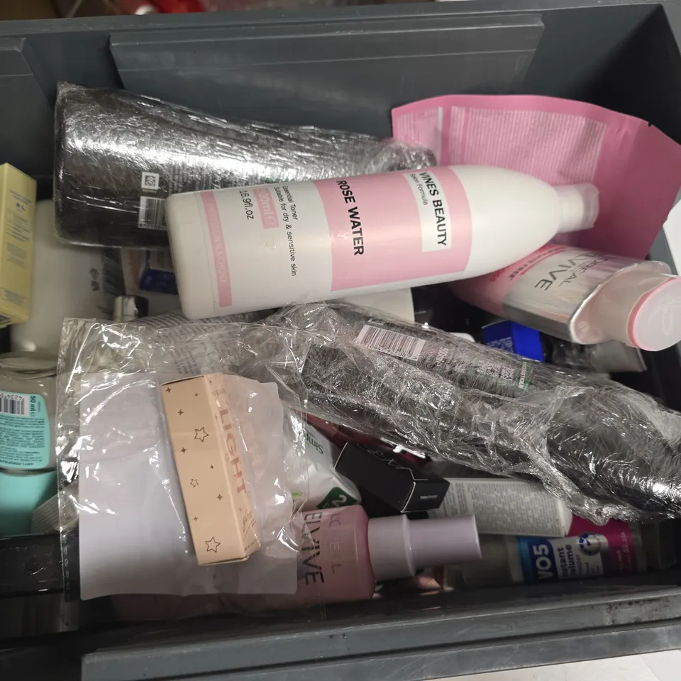APPROXIMATELY 20 ASSORTED HEALTH & BEAUTY PRODUCTS TO INCLUDE VINES BEAUTY ROSE WATER, LOREAL ELVIVE LEAVE-IN SERUM, NO7 FOUNDATION, ETC - COLLECTION ONLY