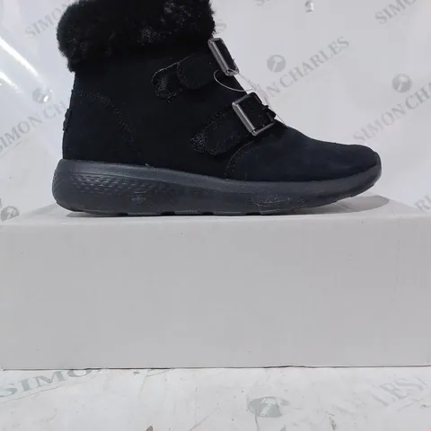 PAIR OF SKECHERS WINTER ON THE GO WINTER FLING BOOTS IN BLACK - UK SIZE 3.5