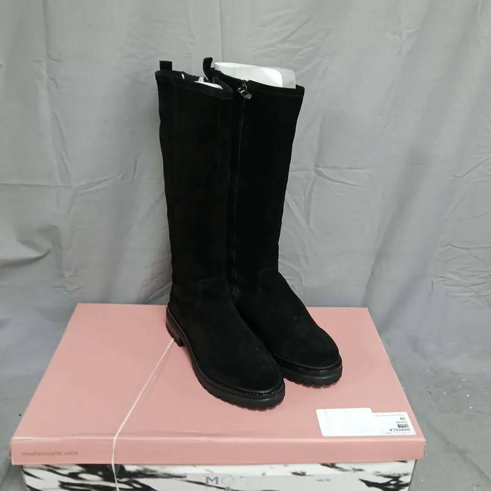 BOXED PAIR OF MODA IN PELLE RAKEELA KNEE-HIGH BOOTS IN BLACK SIZE 6