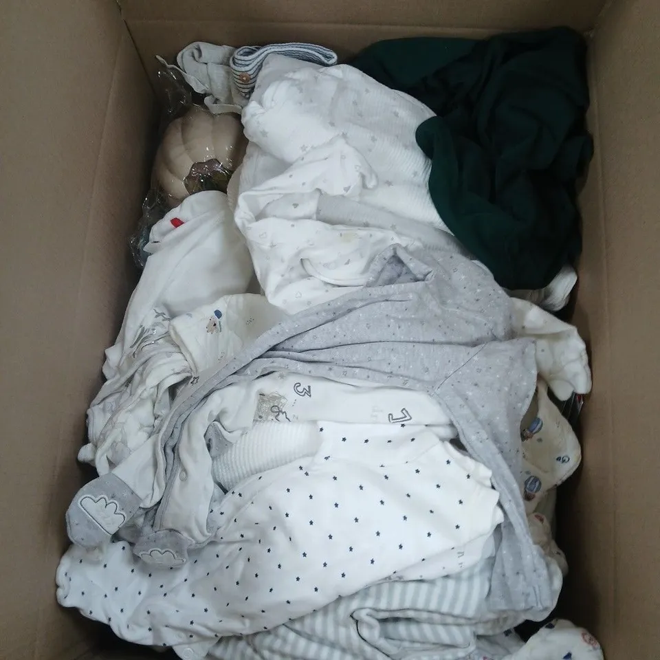 BOX OF APPROXIMATELY 15 ASSORTED ITEMS TO INCLUDES CLOTHING ETC.