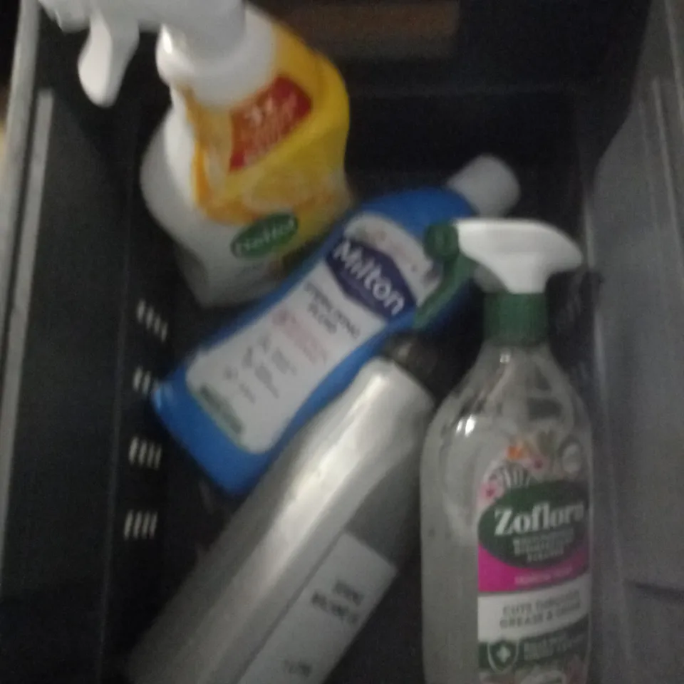 APPROXIMATELY 10 ASSORTED HOUSEHOLD CLEANING & UTILITY PRODUCTS TO INCLUDE MILTON STERILISING FLUID, DETTOL MULTI PURPOSE CLEANER, DIGESTA SINK CLEANER ETC 