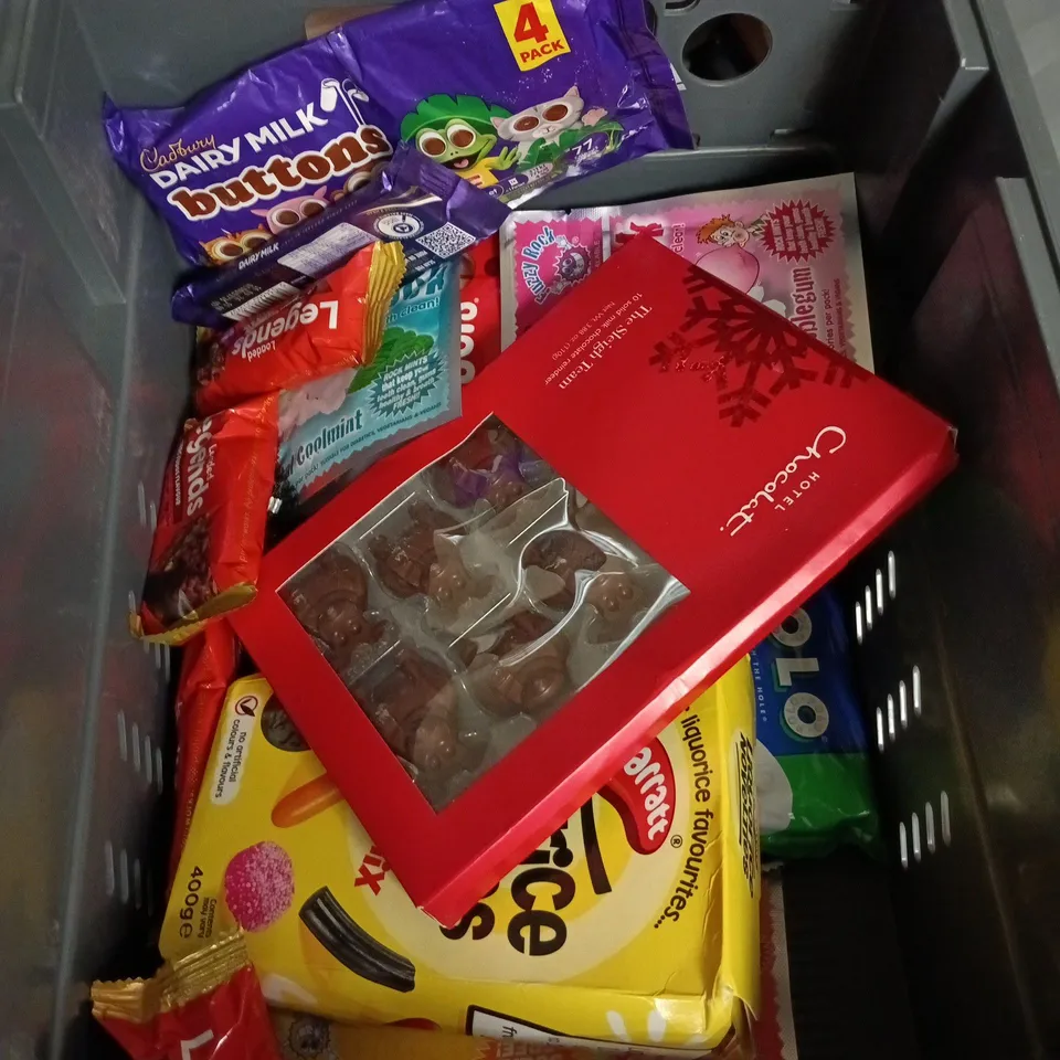 APPROXIMATELY 15 ASSORTED SWEETS AND CHOCOLATE ITEMS TO INCLUDE - THORNTONS CLASSIC CHOCOLATES, WERTHERS ORIGINAL AND SWIZZEL'S SQUASHIES