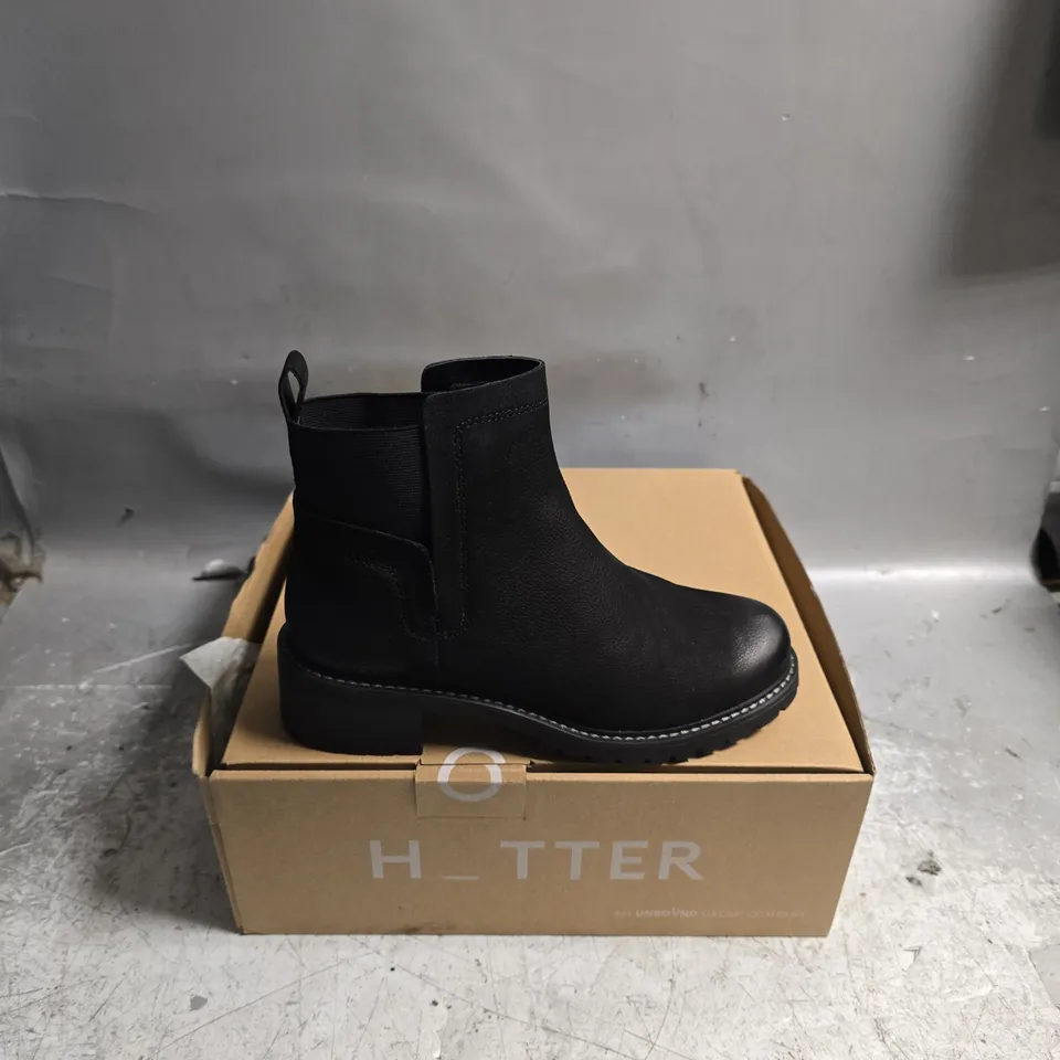 BOXED PAIR OF HOTTER BREE- BREEYS LEATHER BOOTS IN BLACK - UK5