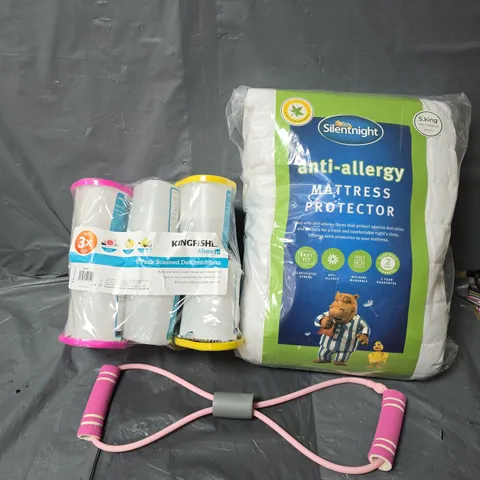 BOX OF APPROXIMATELY 15 ASSORTED ITEMS TO INCLUDE - STRECHING BAND , SILENT NIGHT MATTRESS PROTECTOR ETC