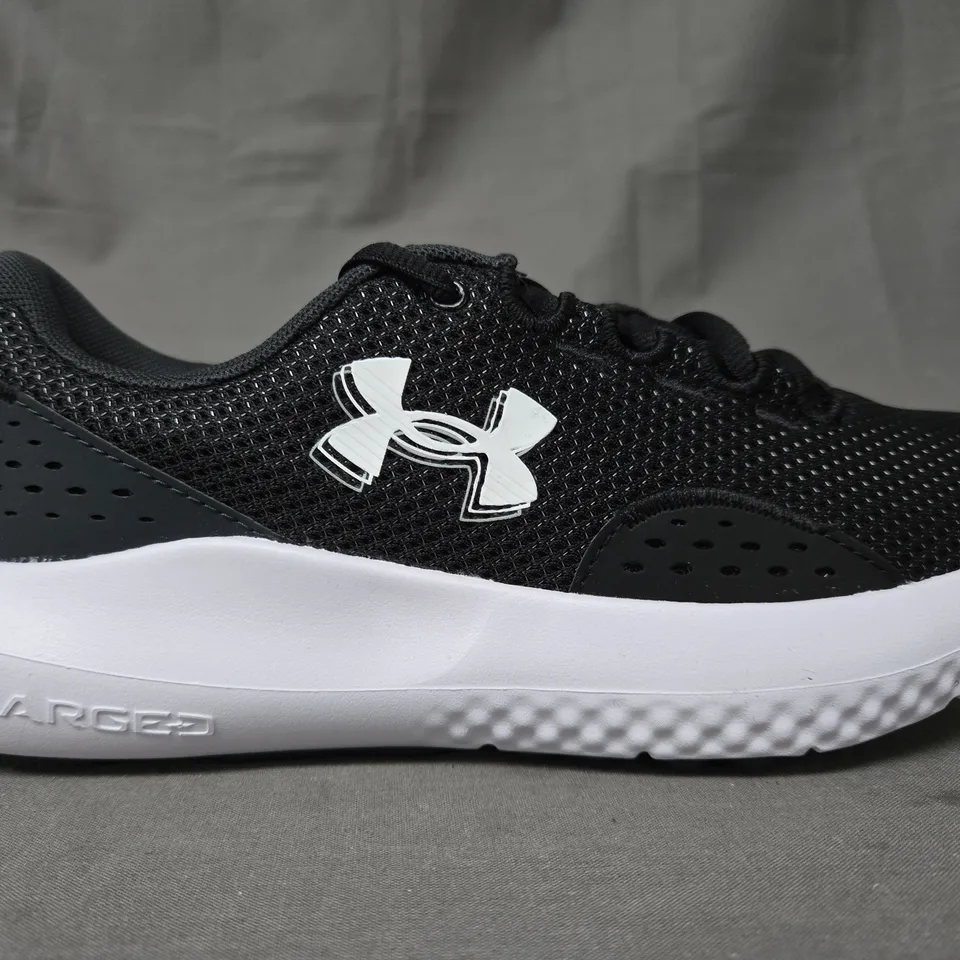 BOXED PAIR OF UNDER ARMOUR WOMEN'S CHARGED SURGE 4 SHOES IN BLACK/WHITE UK SIZE 5